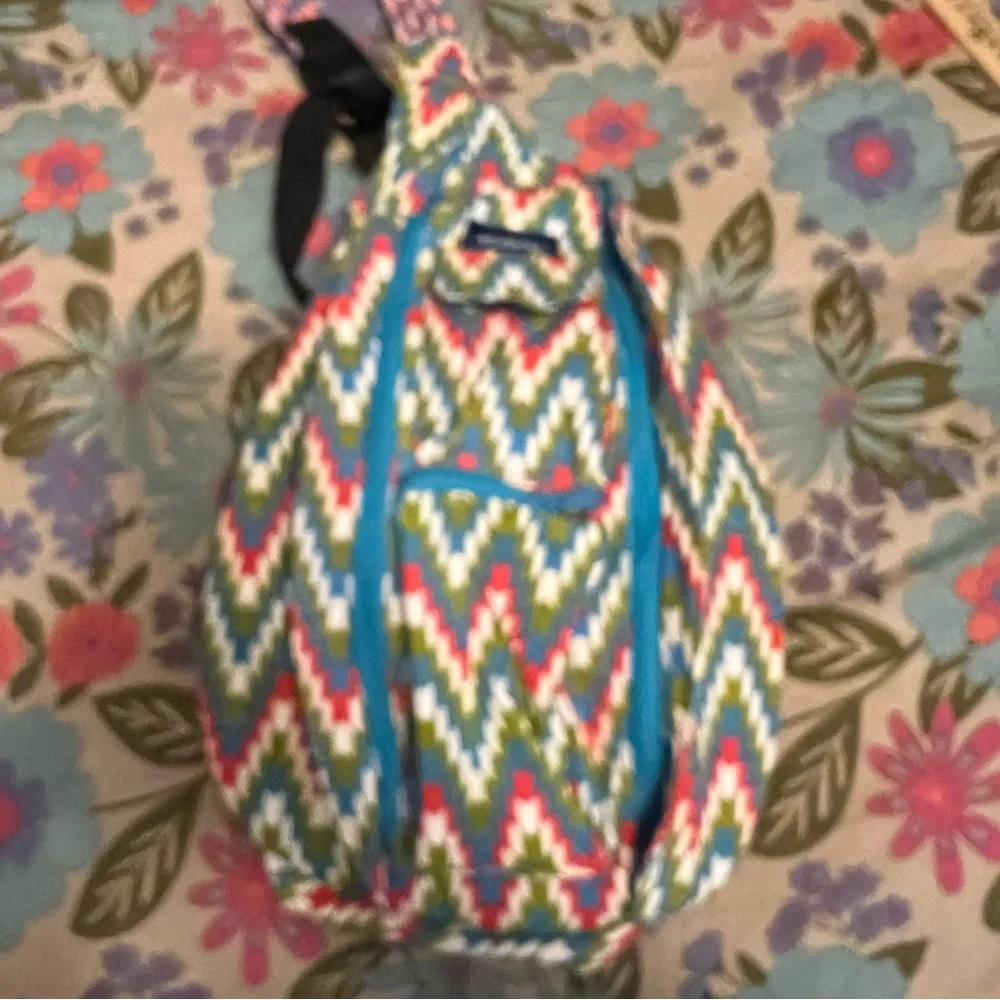 KAVU Colorful Chevron crossbody backpack sling Bag multiple zip pockets - Picture 7 of 12